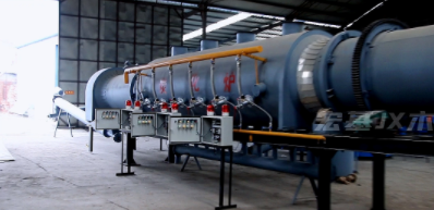 連續(xù)式炭化爐是一種可以將稻殼、椰殼等生物質(zhì)廢料轉(zhuǎn)化為高品質(zhì)碳粉的設(shè)備