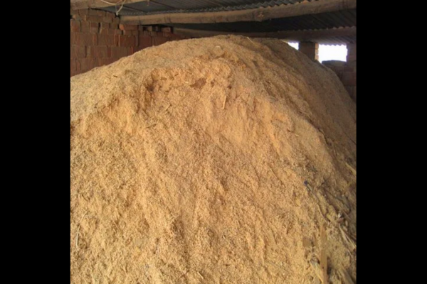 鋸末連續(xù)式炭化爐，本設(shè)備是在原有的設(shè)備基礎(chǔ)上改造而成的