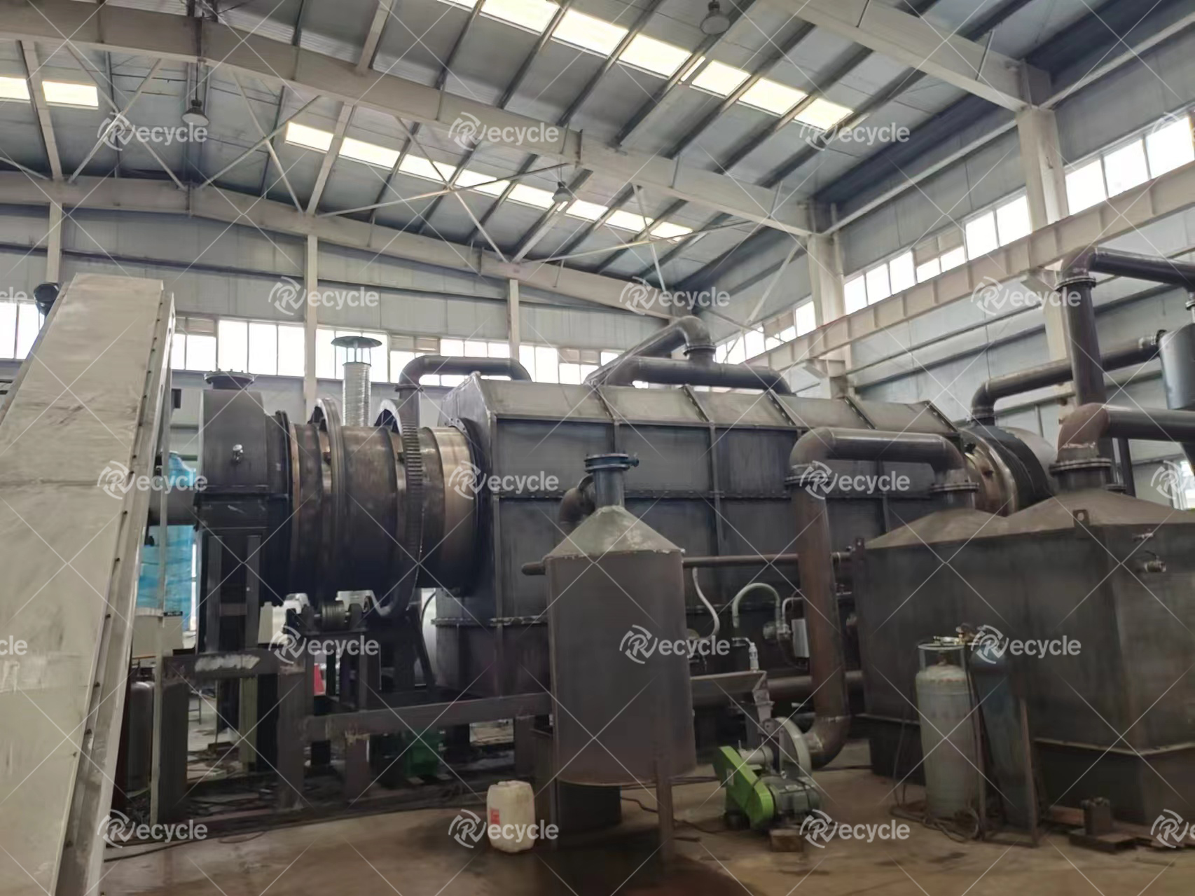 <strong>家具廠木屑碳化，連續(xù)式炭化爐的環(huán)保應(yīng)用</strong>